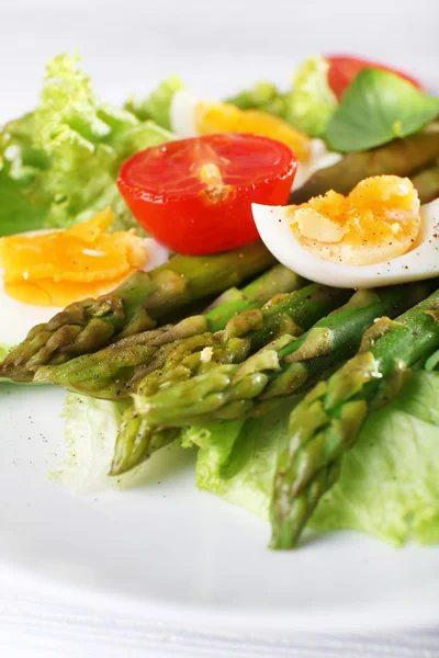 Placa de ensalada dietética con espárragos cocidos y huevo, primer plano — Foto de Stock