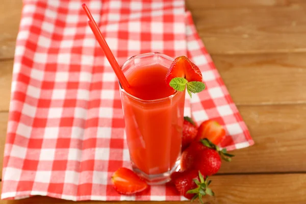 Glas av färska jordgubbar juice på trä bakgrund — Stockfoto