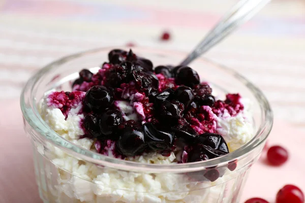 Cottage cheese with black canned currant on napkin table, closeup — Stock Photo, Image