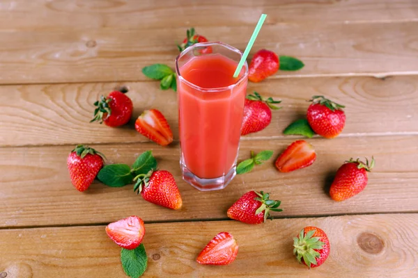 杯上木制背景新鲜草莓汁 — 图库照片