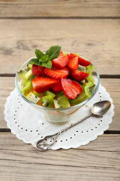 Dessert färsk frukt i glas tefat på träbord, närbild — Stockfoto