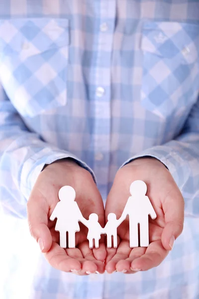 Vrouwelijke handen met speelgoed familie, close-up — Stockfoto