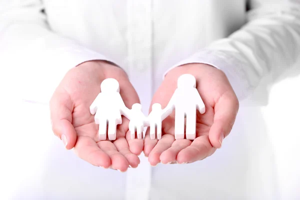 Mãos femininas segurando família de brinquedos, close-up — Fotografia de Stock