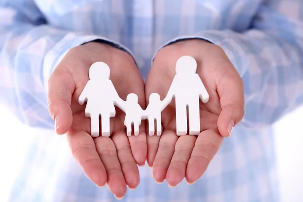 Mãos femininas segurando família de brinquedos, close-up — Fotografia de Stock