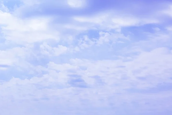 Fond bleu ciel avec des nuages blancs — Photo