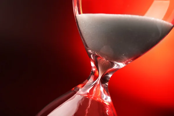 A piros háttérre Hourglass — Stock Fotó