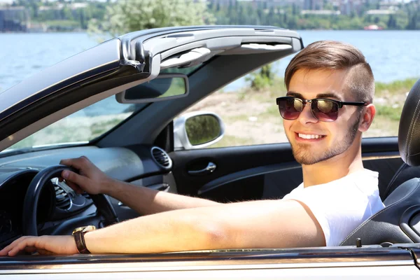 Jovem em cabriolet, ao ar livre — Fotografia de Stock