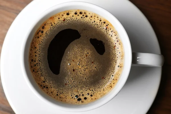 Secangkir kopi segar di atas meja kayu, tutup. — Stok Foto