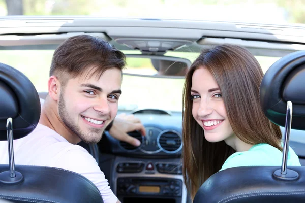 Jovem casal bonito em cabriolet, ao ar livre — Fotografia de Stock