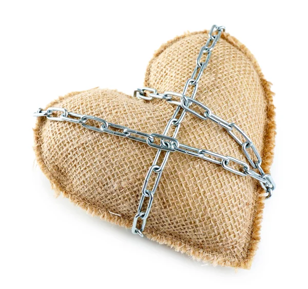 A forma di cuore con catena metallica isolata su bianco — Foto Stock