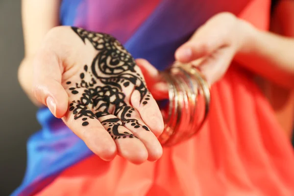 Afbeelding van henna op vrouwelijke hand, close-up — Stockfoto