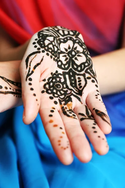 Image of henna on female hands, closeup — Stock Photo, Image