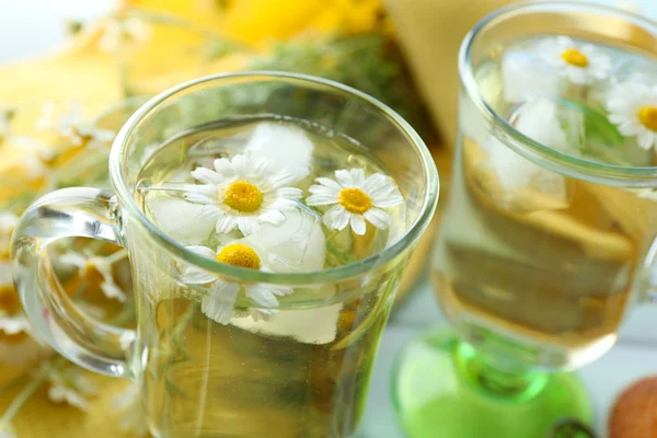 Vasos de té de manzanilla con flores de manzanilla sobre fondo de madera de color —  Fotos de Stock