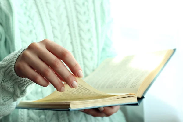 Frau liest Buch am Fenster — Stockfoto