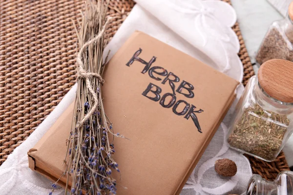 Lavanda seca con nuez moscada y libro en la mesa de cerca — Foto de Stock