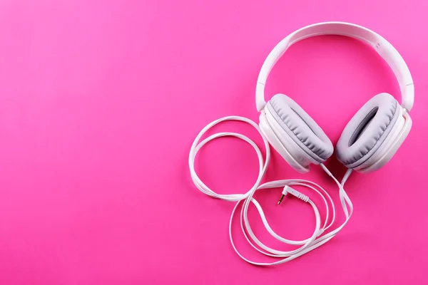 Kopfhörer auf rosa Hintergrund — Stockfoto