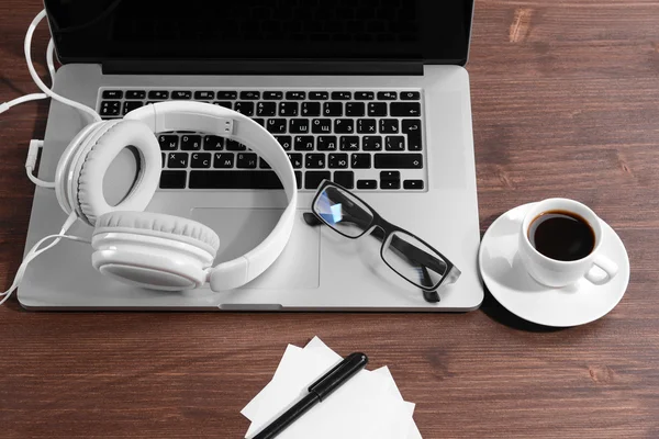 Lugar de trabajo con auriculares en la mesa de cerca — Foto de Stock