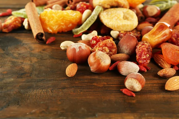 Assortiment de fruits secs sur table en bois, gros plan — Photo