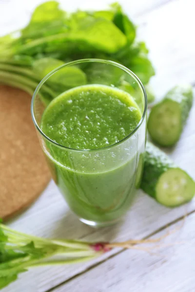 Healthy green smoothie on wooden table, closeup — Stock Photo, Image