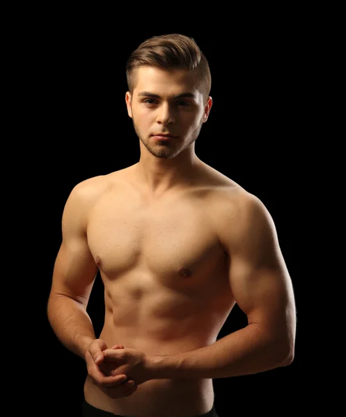 Νεαρός άνδρας μυών σε σκούρο φόντο — Φωτογραφία Αρχείου