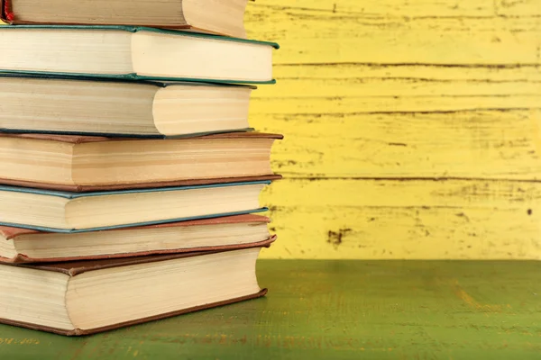 Stapel boeken op houten achtergrond — Stockfoto