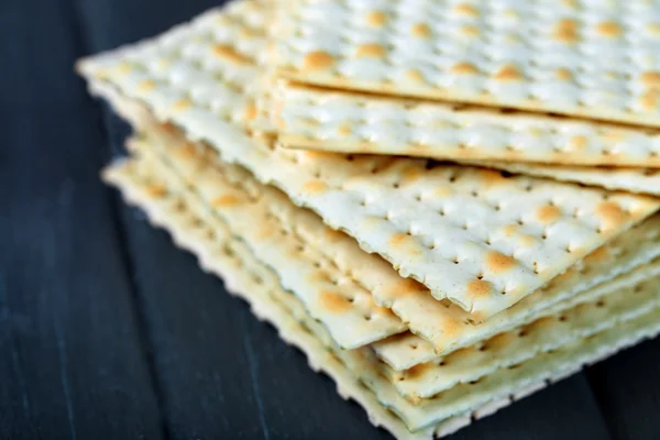 Matzo zum Passahfest auf dem Tisch aus nächster Nähe — Stockfoto