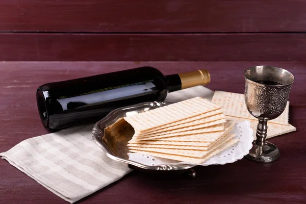 Мацо для Пасхи з металевим підносом і вином на столі крупним планом — стокове фото