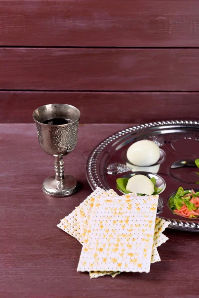 Matzo do Paschy z Seder kolację z winem na drewniane tła — Zdjęcie stockowe