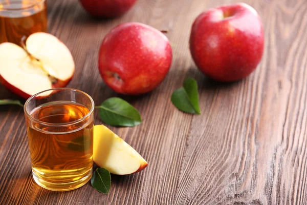 Ποτήρια χυμό μήλου και τα φρούτα σε πίνακα από κοντά — Φωτογραφία Αρχείου