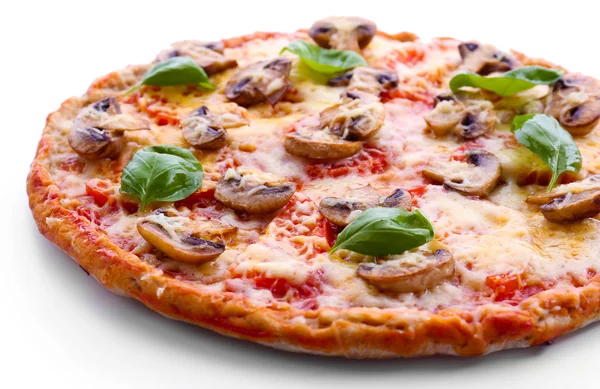 用蔬菜和罗勒上白色孤立的美味比萨 — 图库照片