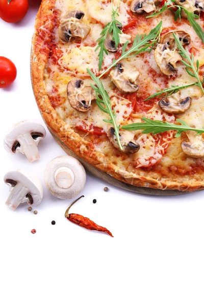 Gustosa pizza con verdure e rucola isolata su bianco — Foto Stock