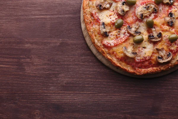 Sabrosa pizza con verduras sobre fondo de madera —  Fotos de Stock