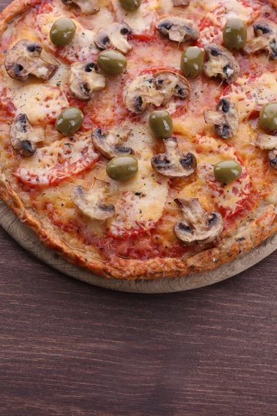 美味的比萨与蔬菜上木制背景 — 图库照片