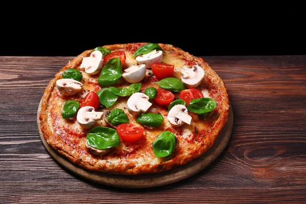 暗い背景にバジルと野菜のおいしいピザ — ストック写真