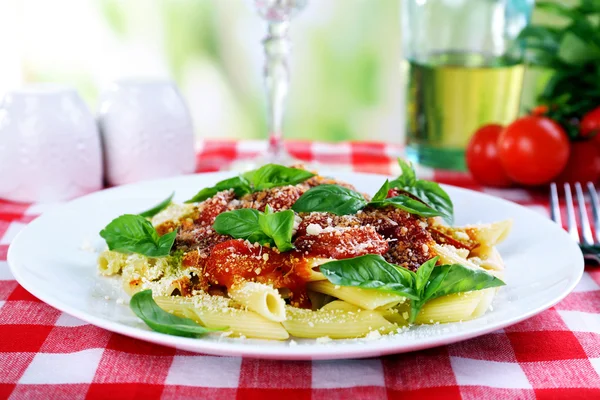 Massa com molho de tomate no fundo brilhante — Fotografia de Stock