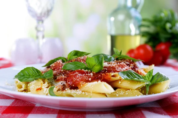 Pasta con salsa de tomate sobre fondo brillante —  Fotos de Stock