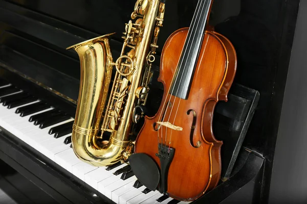Violino e sassofono su sfondo pianoforte — Foto Stock