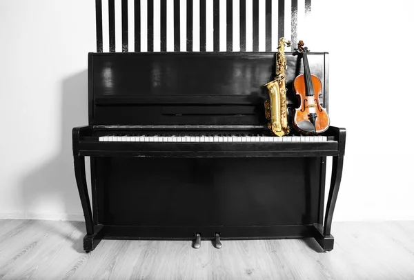 Skrzypce i saksofon na tle fortepian — Zdjęcie stockowe