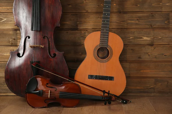 Instrumentos musicais em pranchas de madeira fundo — Fotografia de Stock