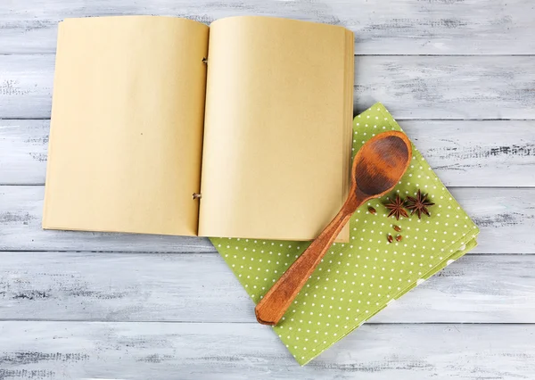 Libro di ricette aperto su sfondo di legno — Foto Stock