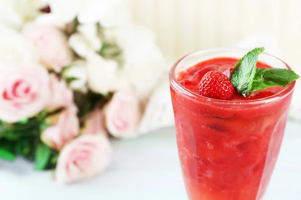 Dolce alla fragola con ghiaccio in vetro, su tavolo di legno, su fondo chiaro — Foto Stock