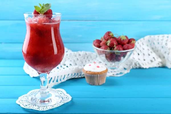 在玻璃、 彩色木制背景上冷冻草莓甜点 — 图库照片