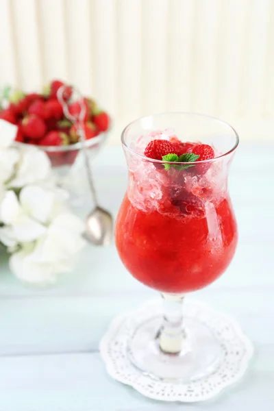 Dolce alla fragola con ghiaccio in vetro, su tavolo di legno, su fondo chiaro — Foto Stock