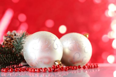 Güzel Noel topları üzerinde kırmızı arka plan bulanık