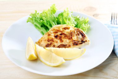 Balık fileto marul ve limon tablo ile tabak kapat