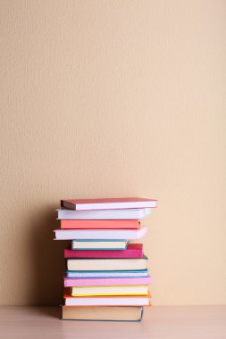 Rafta kitap yığını.