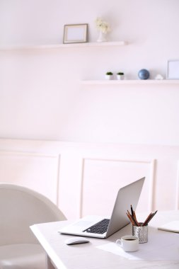 Çalışma alanı ile oda içinde laptop