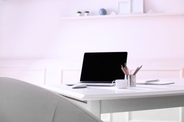 Çalışma alanı ile oda içinde laptop