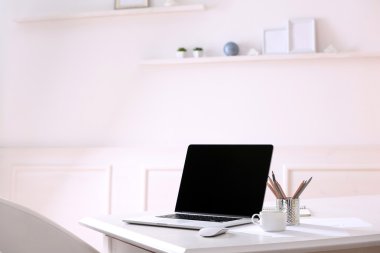 Çalışma alanı ile oda içinde laptop