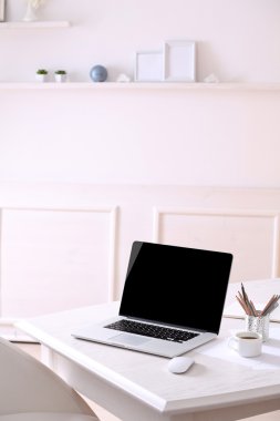 Çalışma alanı ile oda içinde laptop